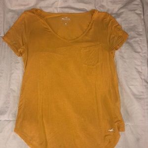 HOLLISTER yellow easy pocket tee